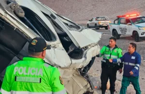 ACCIDENTE EN AREQUIPA: 6 FALLECIDOS TRAS VOLCADURA DE MINIVAN EN VÍA CERRO VERDE