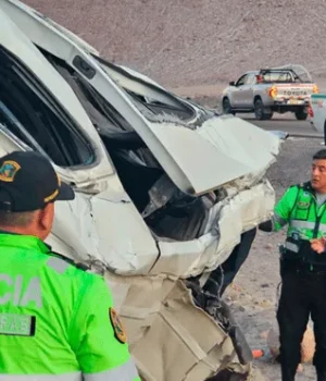 ACCIDENTE EN AREQUIPA: 6 FALLECIDOS TRAS VOLCADURA DE MINIVAN EN VÍA CERRO VERDE