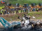UN AVION CON 19 OCUPANTES SE ESTRELLO EN NEPAL Y EL PILOTO ES EL UNICO SOBREVIVIENTE