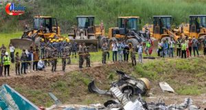 UN AVION CON 19 OCUPANTES SE ESTRELLO EN NEPAL Y EL PILOTO ES EL UNICO SOBREVIVIENTE