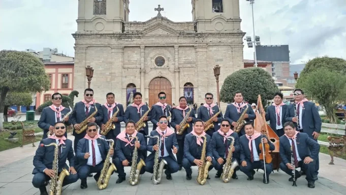 AL MENOS NUEVE FALLECIDOS TRAS LA CAÍDA DE UN BUS EN EL QUE VIAJABA ORQUESTA MUSICAL EN LA CARRETERA LA OROYA-TARMA- JUNÍN