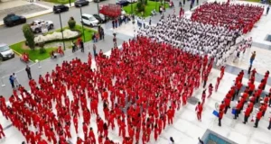 FIESTAS PATRIAS: MÁS DE 2 MIL ESCOLARES FORMARON LA BANDERA HUMANA MÁS GRANDE DEL PERÚ