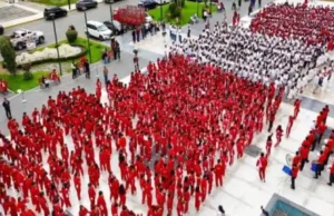 FIESTAS PATRIAS: MÁS DE 2 MIL ESCOLARES FORMARON LA BANDERA HUMANA MÁS GRANDE DEL PERÚ