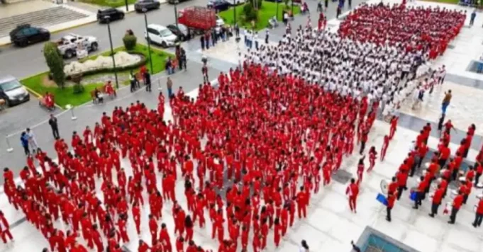 FIESTAS PATRIAS: MÁS DE 2 MIL ESCOLARES FORMARON LA BANDERA HUMANA MÁS GRANDE DEL PERÚ
