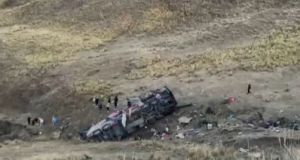 AL MENOS 20 MUERTOS TRAS DESPISTE Y VOLCADURA DE BUS EN LA VÍA LOS LIBERTADORES EN AYACUCHO