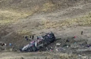 AL MENOS 20 MUERTOS TRAS DESPISTE Y VOLCADURA DE BUS EN LA VÍA LOS LIBERTADORES EN AYACUCHO
