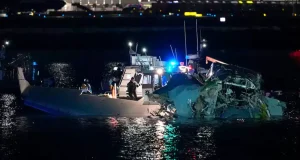 TRAGEDIA EN WASHINGTON: AVIÓN CON 64 PERSONAS A BORDO SE ESTRELLA CON UN HELICÓPTERO Y CAE AL RÍO