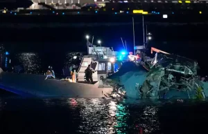 TRAGEDIA EN WASHINGTON: AVIÓN CON 64 PERSONAS A BORDO SE ESTRELLA CON UN HELICÓPTERO Y CAE AL RÍO