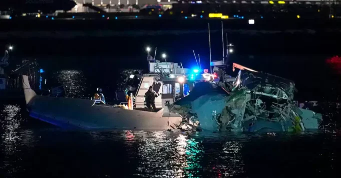 TRAGEDIA EN WASHINGTON: AVIÓN CON 64 PERSONAS A BORDO SE ESTRELLA CON UN HELICÓPTERO Y CAE AL RÍO