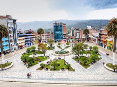 CHOTA: CON UNA PIEDRA DETRUYE PUERTA PARA ROBAR EQUIPOS CELULARES