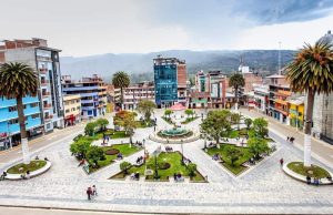 CHOTA: CON UNA PIEDRA DETRUYE PUERTA PARA ROBAR EQUIPOS CELULARES