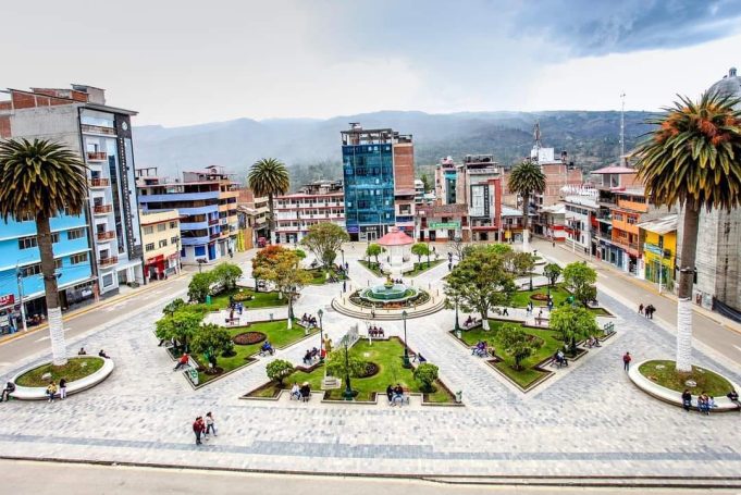 CHOTA: CON UNA PIEDRA DETRUYE PUERTA PARA ROBAR EQUIPOS CELULARES