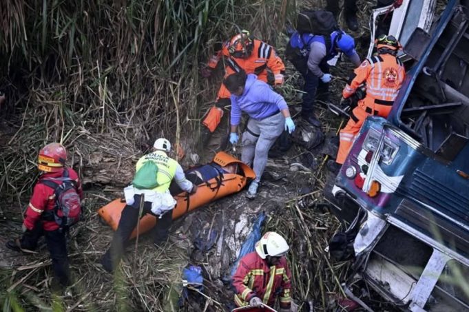 GUATEMALA: AL MENOS 52 MUERTOS TRAS CAIDA DE AUTOBUS