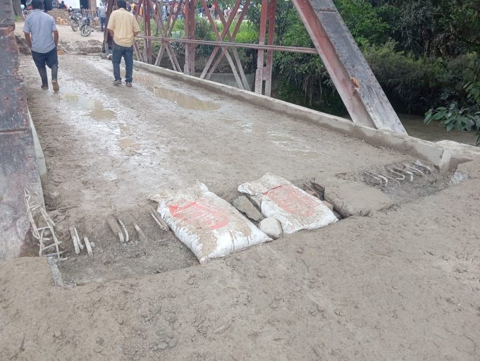 EMPRESA CONSORCIO VIAL PIMENTEL CIERRA VIA CHOTA – EL CAMPAMENTO EN EL SECTOR PUENTE ROJO