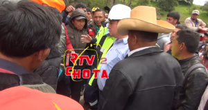 RONDEROS DISCIPLINAN A INGENIERO QUE TRABAJA EN EL MEJORAMIENTO DE LA CARRETERA PUENTE OSCAR BURGA-CHUYABAMBA-CUTERVO