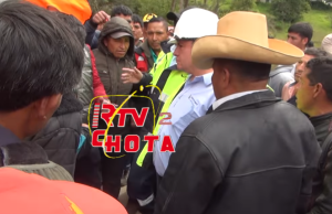 RONDEROS DISCIPLINAN A INGENIERO QUE TRABAJA EN EL MEJORAMIENTO DE LA CARRETERA PUENTE OSCAR BURGA-CHUYABAMBA-CUTERVO