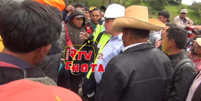 RONDEROS DISCIPLINAN A INGENIERO QUE TRABAJA EN EL MEJORAMIENTO DE LA CARRETERA PUENTE OSCAR BURGA-CHUYABAMBA-CUTERVO