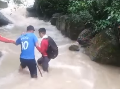 CHOTA: ESTUDIANTES ARRIESGAN SUS VIDAS AL CRUZAR RIO POR FALTA DE PUENTE