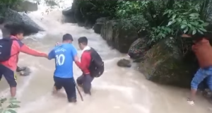 CHOTA: ESTUDIANTES ARRIESGAN SUS VIDAS AL CRUZAR RIO POR FALTA DE PUENTE