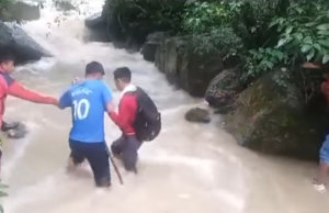 CHOTA: ESTUDIANTES ARRIESGAN SUS VIDAS AL CRUZAR RIO POR FALTA DE PUENTE