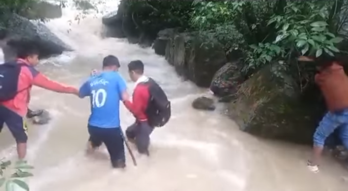 CHOTA: ESTUDIANTES ARRIESGAN SUS VIDAS AL CRUZAR RIO POR FALTA DE PUENTE