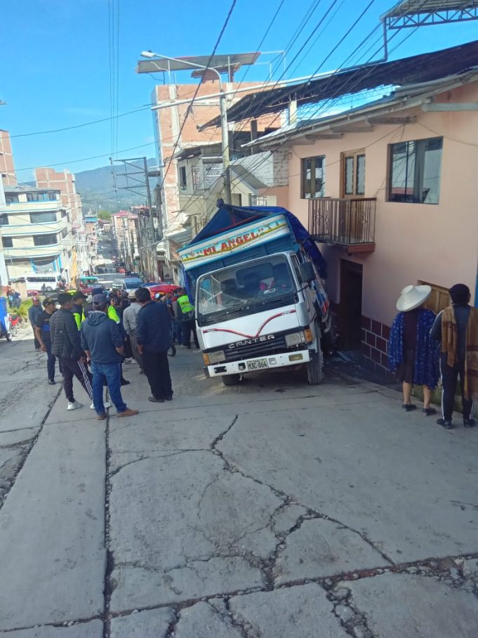 CHOTA: ACCIDENTE DE TRÁNSITO VEHÍCULO CHOCA EN EL FRONTIS DE UNA CASA