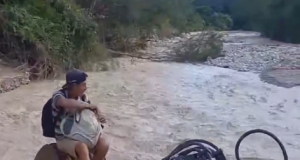 CUTERVO: CRUZAN QUEBRADA APOYADOS POR RETROEXCAVADORA