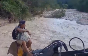 CUTERVO: CRUZAN QUEBRADA APOYADOS POR RETROEXCAVADORA