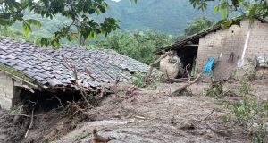 FAMILIAS SE SALVARON DE MILAGRO, HUAICO LES SORPRENDIO A MEDIA NOCHE.