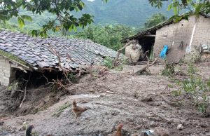 FAMILIAS SE SALVARON DE MILAGRO, HUAICO LES SORPRENDIO A MEDIA NOCHE.