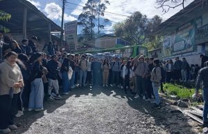 ESTUDIANTES DE LA UNACH CIERRAN VIA CHOTA – LA PALMA EN MEDIDA POR EL PESIMO ESTADO DE LA VIA