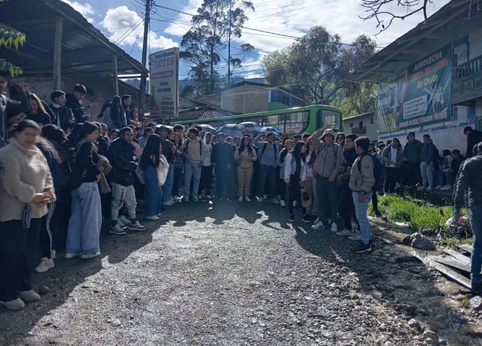 ESTUDIANTES DE LA UNACH CIERRAN VIA CHOTA – LA PALMA EN MEDIDA POR EL PESIMO ESTADO DE LA VIA