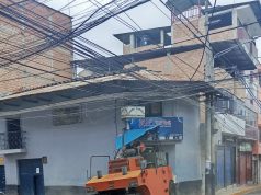 CHOTA: MAQUINARIA DESTRUYE POSTE Y TERMINA EMPOTRADA EN TIENDA COMERCIAL