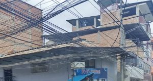 CHOTA: MAQUINARIA DESTRUYE POSTE Y TERMINA EMPOTRADA EN TIENDA COMERCIAL