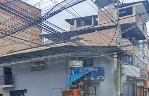 CHOTA: MAQUINARIA DESTRUYE POSTE Y TERMINA EMPOTRADA EN TIENDA COMERCIAL