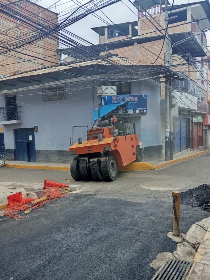 CHOTA: MAQUINARIA DESTRUYE POSTE Y TERMINA EMPOTRADA EN TIENDA COMERCIAL