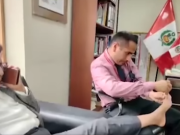 ASESOR DE CONGRESISTA LUCINDA VASQUEZ ES CAPTADO CORTANDO UÑAS DE LOS PIES A PARLAMENTARIA EN HORARIO LABORAL