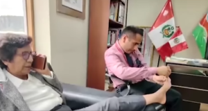 ASESOR DE CONGRESISTA LUCINDA VASQUEZ ES CAPTADO CORTANDO UÑAS DE LOS PIES A PARLAMENTARIA EN HORARIO LABORAL