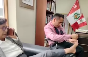 ASESOR DE CONGRESISTA LUCINDA VASQUEZ ES CAPTADO CORTANDO UÑAS DE LOS PIES A PARLAMENTARIA EN HORARIO LABORAL