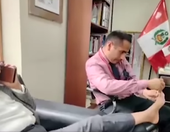 ASESOR DE CONGRESISTA LUCINDA VASQUEZ ES CAPTADO CORTANDO UÑAS DE LOS PIES A PARLAMENTARIA EN HORARIO LABORAL